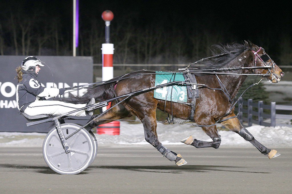 Veracruz and Maggie Jones winning the International Women's Day Race. (New Image Media)