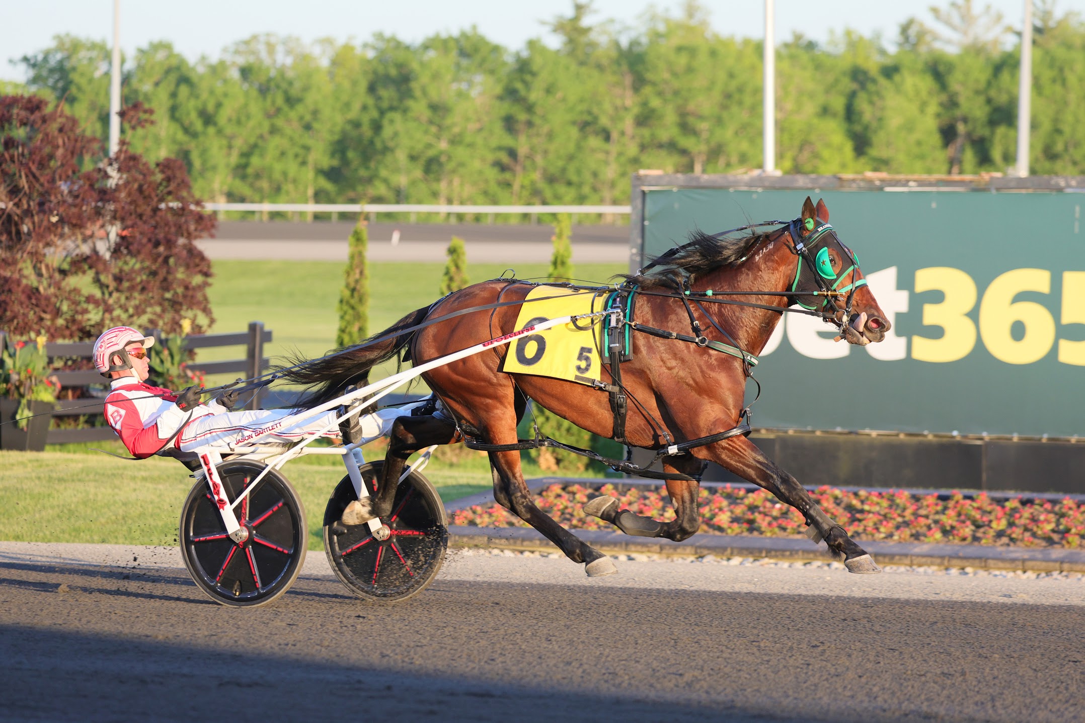 Brandon Blvd and Jason Bartlett winning the Gr. 3 Somebeachsomewhere. (New Image Media)