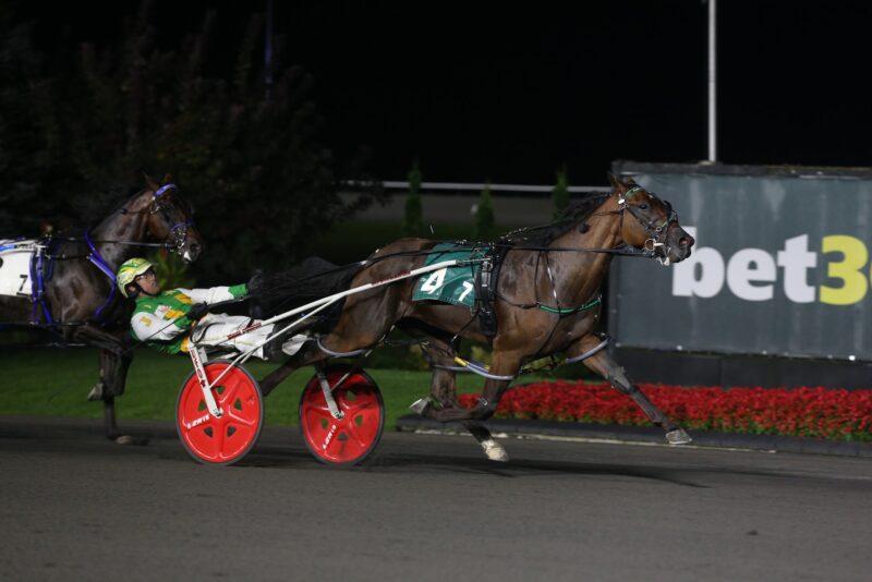 Redland Rocket Man and Jody Jamieson setting a Canadian record in the Simcoe. (New Image Media)