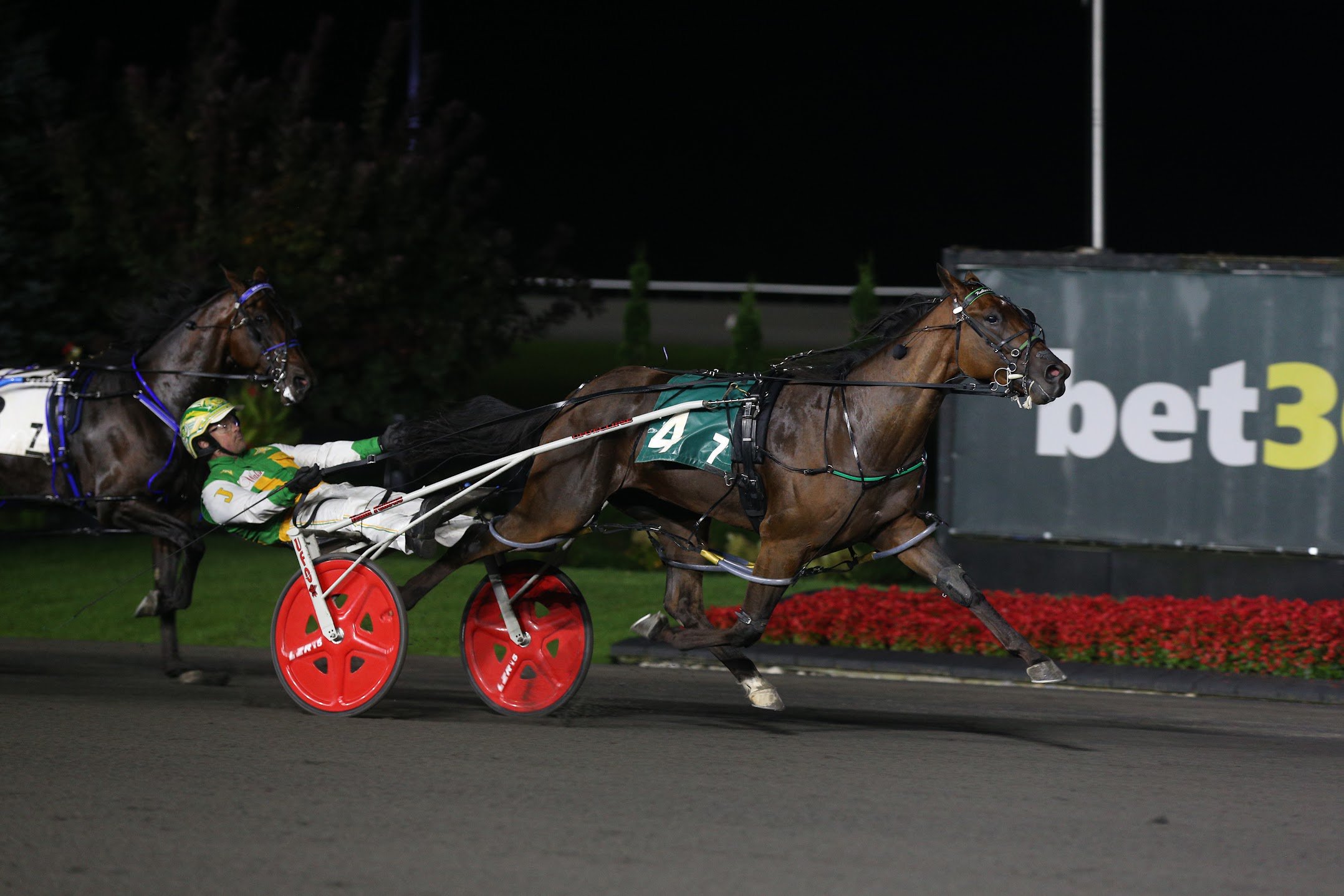 Redland Rocket Man and Jody Jamieson setting a Canadian record in the Simcoe. (New Image Media)